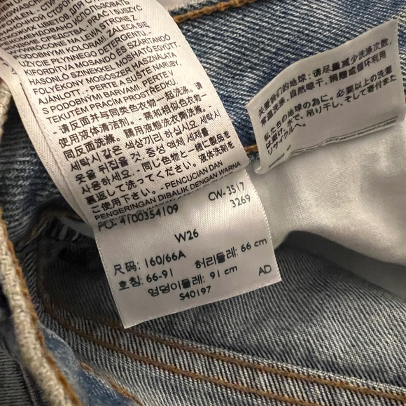 - Levi denim jean shorts - Picture 8 of 8